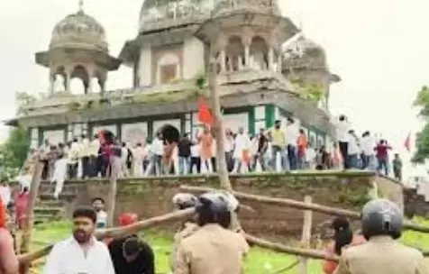 Lucknow: फतेहपुर मकबरा विवाद पर सपा का सदन में हंगामा Lucknow: फतेहपुर मकबरा विवाद पर सपा का सदन में हंगामा