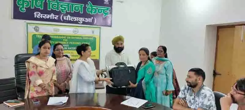 KVK Sirmaur ने प्राकृतिक खेती को बढ़ावा देने के लिए पांच दिवसीय प्रशिक्षण शुरू किया KVK Sirmaur ने प्राकृतिक खेती को बढ़ावा देने के लिए पांच दिवसीय प्रशिक्षण शुरू किया