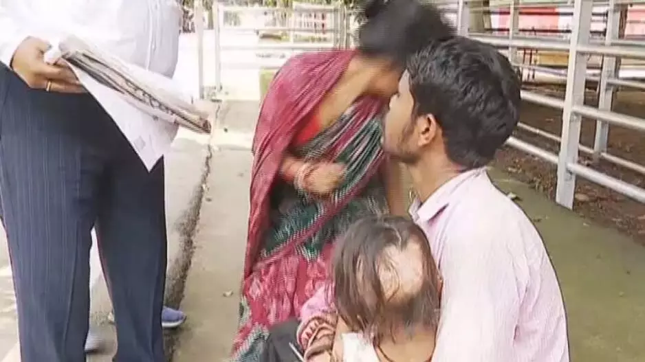 ओडिशा विधानसभा के पास दंपति और उनकी बच्ची ने आत्मदाह का प्रयास किया ओडिशा विधानसभा के पास दंपति और उनकी बच्ची ने आत्मदाह का प्रयास किया