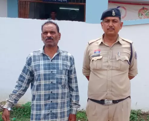 रायपुर : नहर किनारे गांजा पीते ग्रामीण गिरफ्तार रायपुर : नहर किनारे गांजा पीते ग्रामीण गिरफ्तार