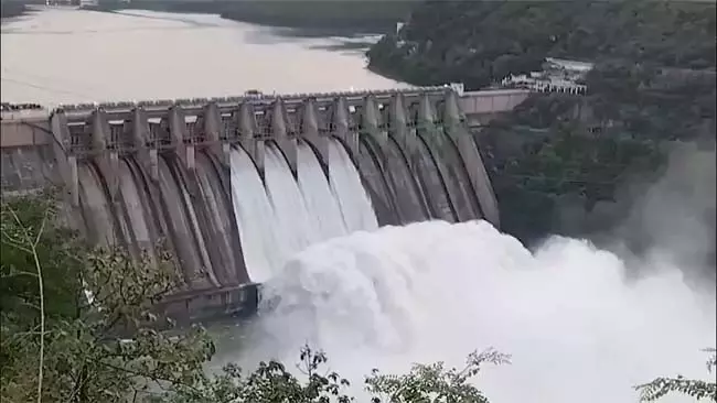 Andhra : श्रीशैलम जलाशय में बाढ़ का प्रवाह 4 गेट खोले गए Andhra : श्रीशैलम जलाशय में बाढ़ का प्रवाह 4 गेट खोले गए