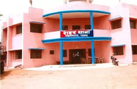 ट्रेन पकड़ने पहुंची नाबालिग लड़की से गैंगरेप, दो आरोपी गिरफ्तार ट्रेन पकड़ने पहुंची नाबालिग लड़की से गैंगरेप, दो आरोपी गिरफ्तार