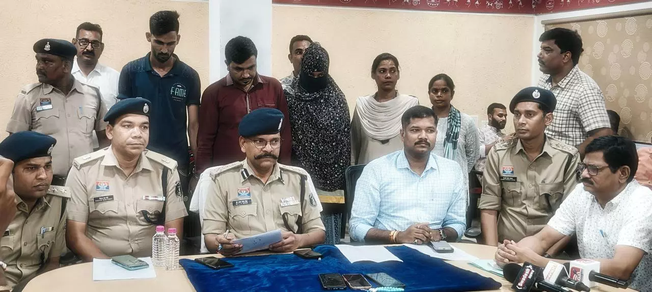 बूढ़ातालाब में लड़के-लड़कियों को सप्लाई करते थे ड्रग्स, महिला सहित 3 पेंडलर्स गिरफ्तार बूढ़ातालाब में लड़के-लड़कियों को सप्लाई करते थे ड्रग्स, महिला सहित 3 पेंडलर्स गिरफ्तार