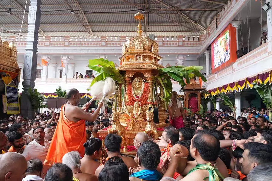 Karnataka : स्वर्ण रथ पर राजसी प्रतिमा का उत्सव Karnataka : स्वर्ण रथ पर राजसी प्रतिमा का उत्सव