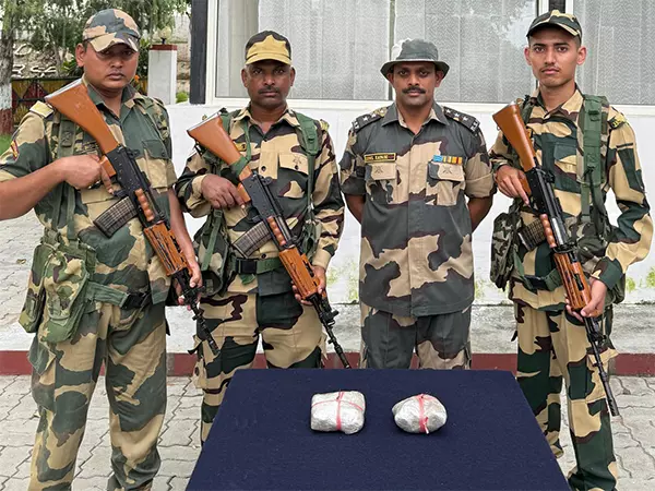 BSF ने सीमा पार तस्करी की कोशिश नाकाम की, हेरोइन के तीन पैकेट बरामद BSF ने सीमा पार तस्करी की कोशिश नाकाम की, हेरोइन के तीन पैकेट बरामद