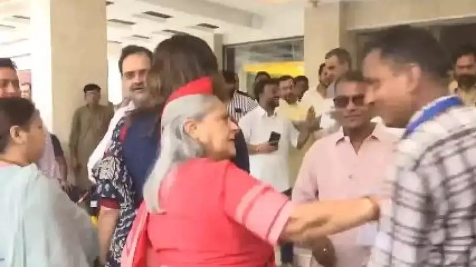 Jaya Bachchan: गुस्सा फिर फूटा, सेल्फी लेने आए शख्स को भगाया Jaya Bachchan: गुस्सा फिर फूटा, सेल्फी लेने आए शख्स को भगाया