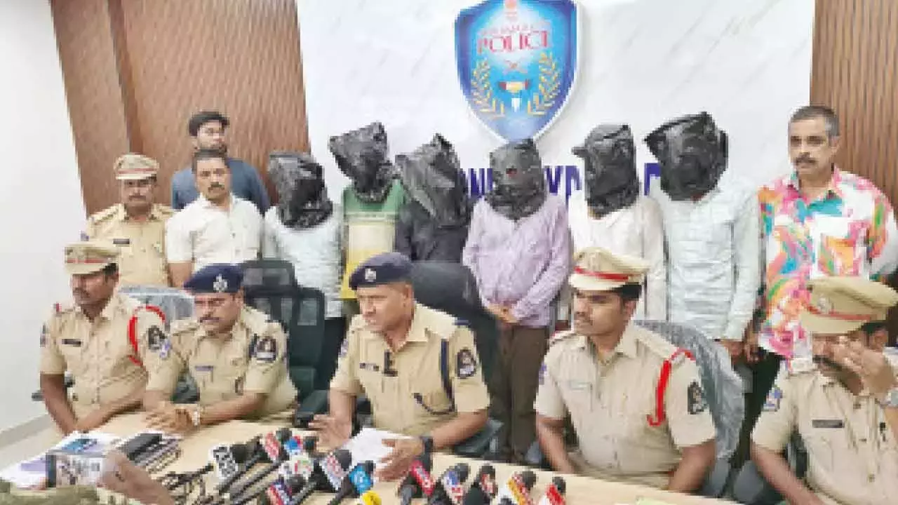 Telangana: राजस्थान में शटर तोड़ने वाले गिरोह का भंडाफोड़, 6 गिरफ्तार Telangana: राजस्थान में शटर तोड़ने वाले गिरोह का भंडाफोड़, 6 गिरफ्तार