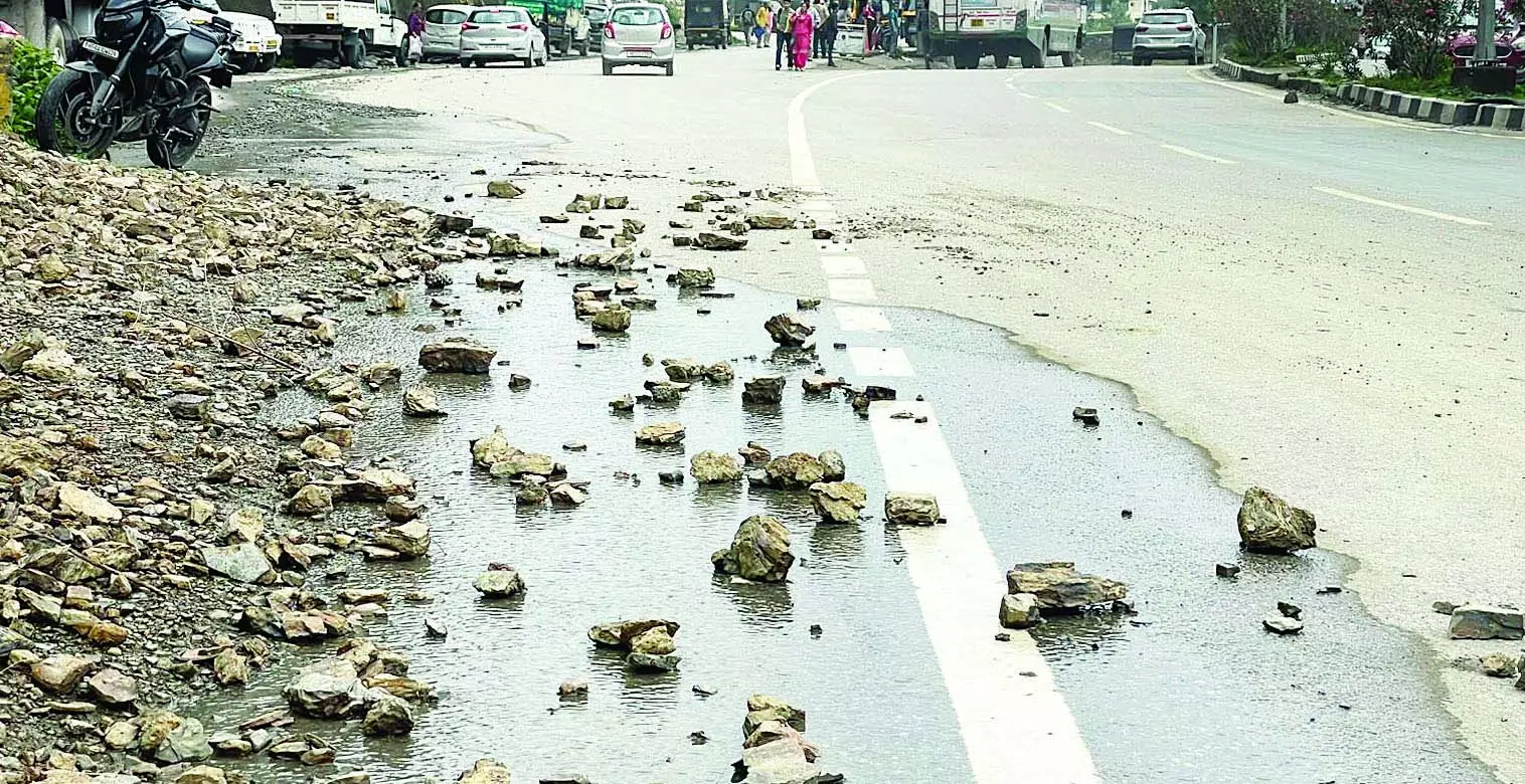 सोलन में जमकर बरसे मेघ, सडक़ों पर पानी ही पानी सोलन में जमकर बरसे मेघ, सडक़ों पर पानी ही पानी