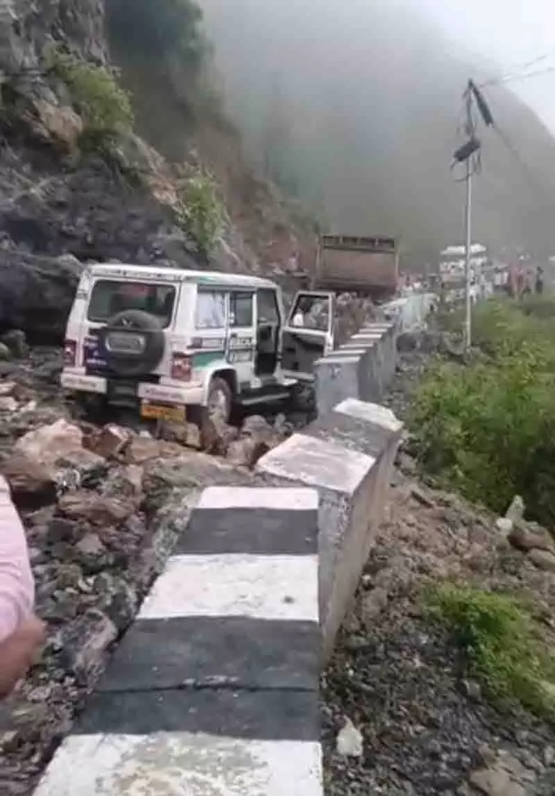 Sirmaur में भूस्खलन से एनएच-707 पर यातायात बाधित, स्वास्थ्य विभाग का वाहन और ट्रक क्षतिग्रस्त Sirmaur में भूस्खलन से एनएच-707 पर यातायात बाधित, स्वास्थ्य विभाग का वाहन और ट्रक क्षतिग्रस्त