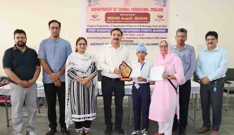 Jalandhar: कक्षा 9 के छात्र ने पानी निकालने और डेंगू से बचाव के लिए घर में प्लांटर बनाया Jalandhar: कक्षा 9 के छात्र ने पानी निकालने और डेंगू से बचाव के लिए घर में प्लांटर बनाया