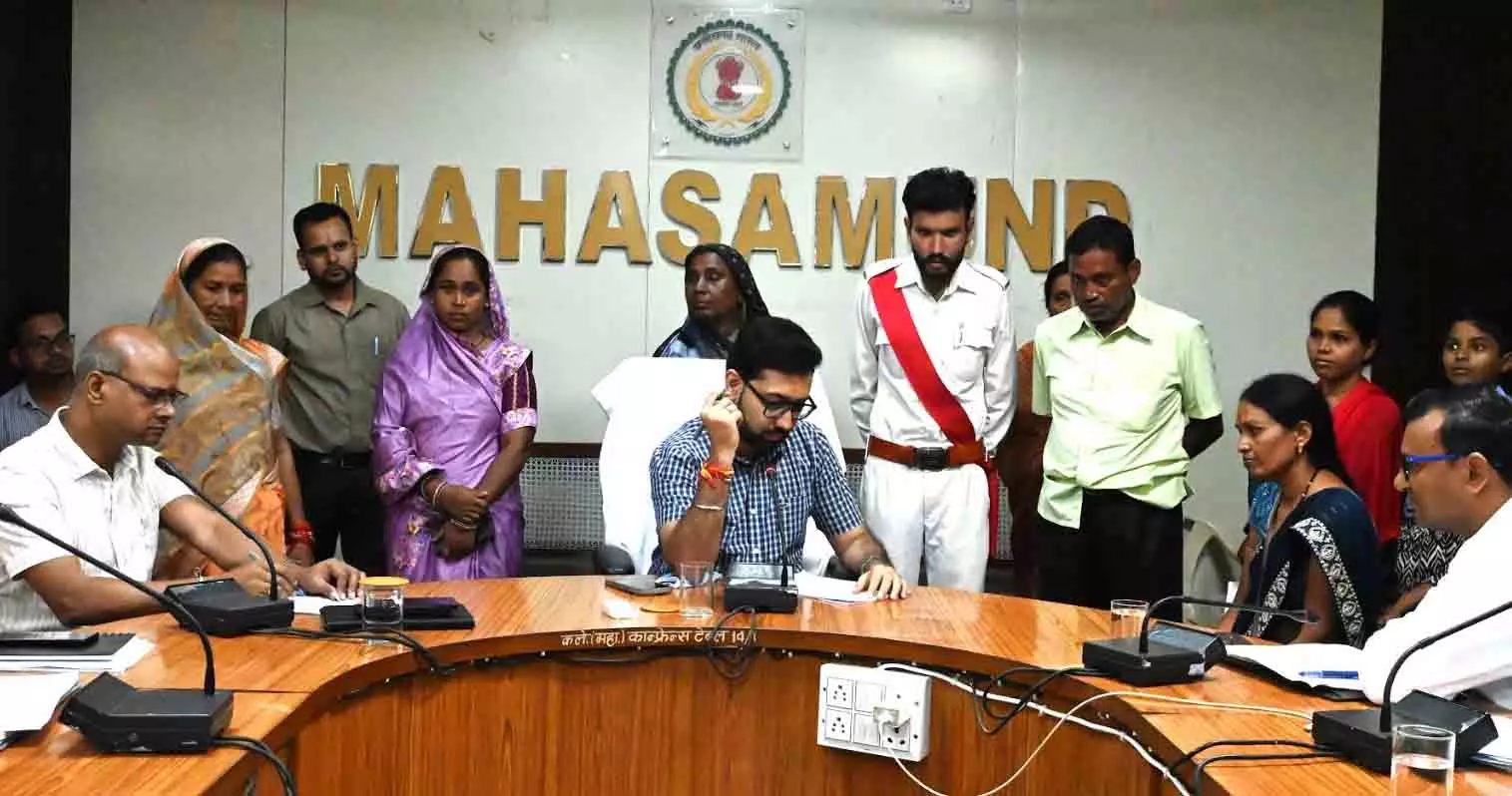 Collector ने जन चौपाल में सुनी आम जनों की समस्याएं, अधिकारियों को शीघ्र निराकरण के दिए निर्देश Collector ने जन चौपाल में सुनी आम जनों की समस्याएं, अधिकारियों को शीघ्र निराकरण के दिए निर्देश