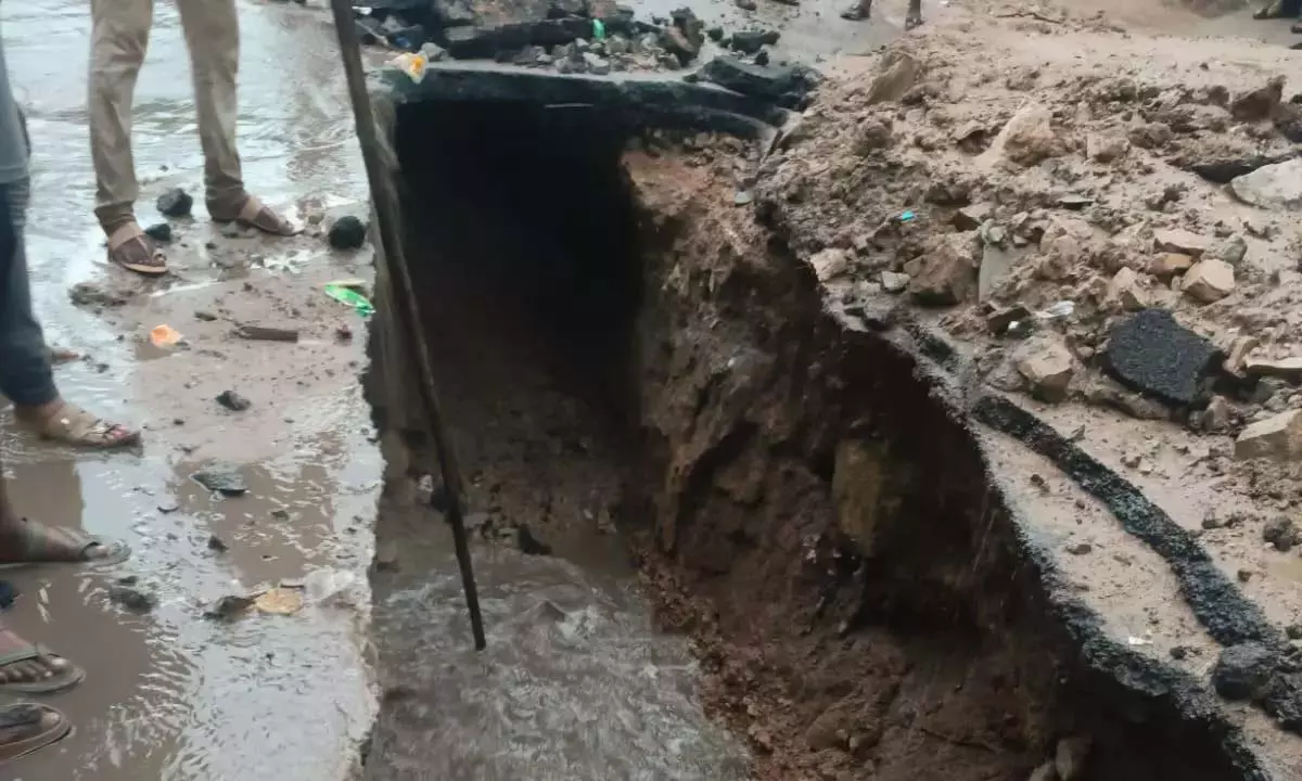 Telangana: बारिश और सीवेज के बहाव के कारण गड्ढा ढह गया Telangana: बारिश और सीवेज के बहाव के कारण गड्ढा ढह गया