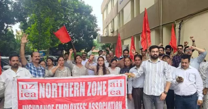 बीमा क्षेत्र में 100 प्रतिशत FDI के खिलाफ LIC कर्मचारी राष्ट्रव्यापी विरोध प्रदर्शन में शामिल बीमा क्षेत्र में 100 प्रतिशत FDI के खिलाफ LIC कर्मचारी राष्ट्रव्यापी विरोध प्रदर्शन में शामिल