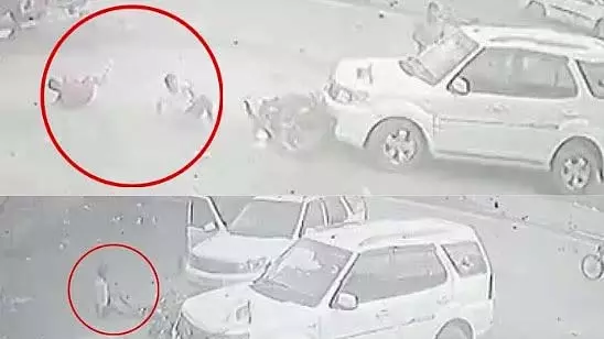 Gwalior : कांवड़ विवाद में कारों की टक्कर, 4 गंभीर रूप से घायल Gwalior : कांवड़ विवाद में कारों की टक्कर, 4 गंभीर रूप से घायल