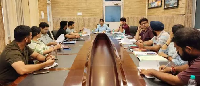 Jammu: पर्यटन निदेशक ने विभाग के प्रदर्शन और चल रही पहलों की समीक्षा की Jammu: पर्यटन निदेशक ने विभाग के प्रदर्शन और चल रही पहलों की समीक्षा की