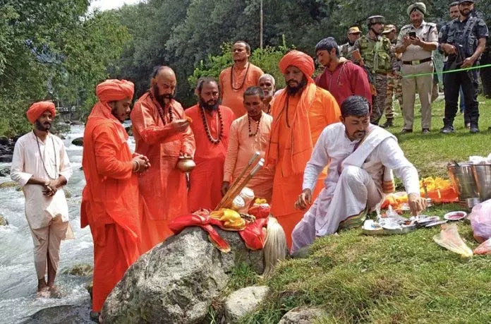 Pahalgam में छड़ी मुबारक का विसर्जन समारोह और अन्य अनुष्ठान संपन्न Pahalgam में छड़ी मुबारक का विसर्जन समारोह और अन्य अनुष्ठान संपन्न