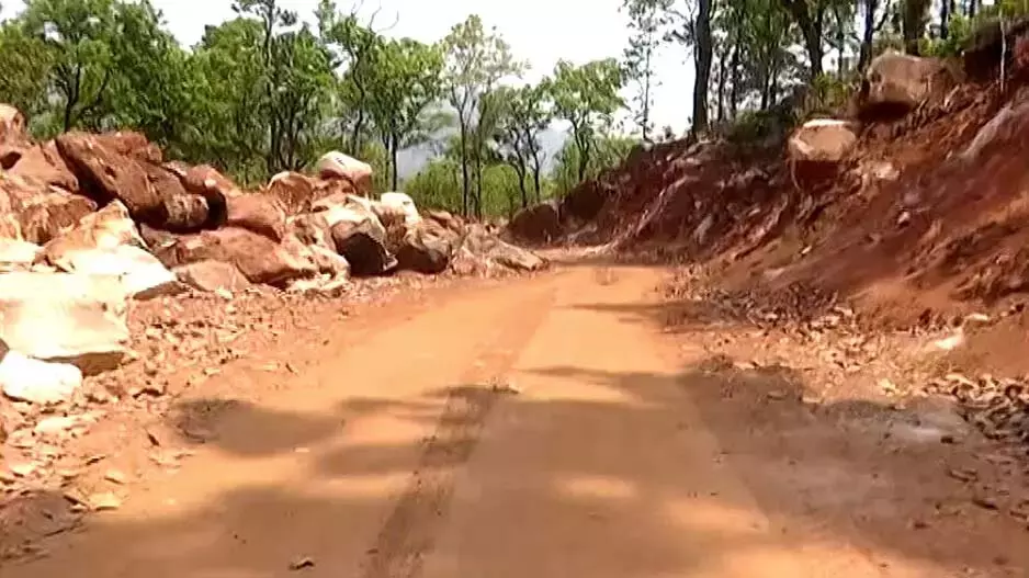 Malkangiri : आंध्र प्रदेश के ठेकेदार पर अवैध खनिज लूट का आरोप Malkangiri : आंध्र प्रदेश के ठेकेदार पर अवैध खनिज लूट का आरोप