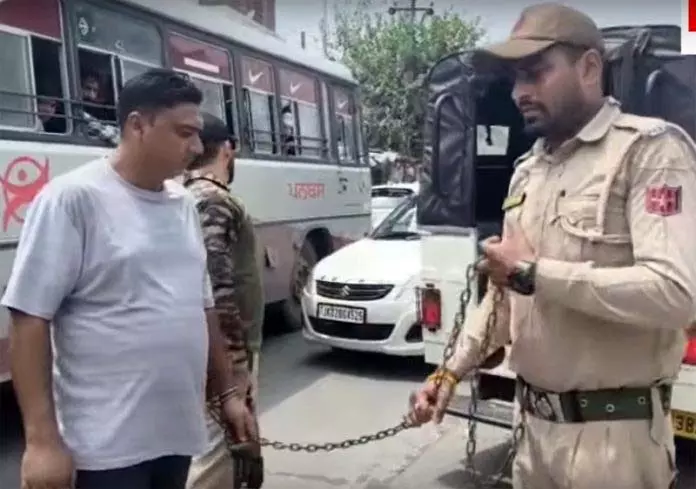 मीरां साहिब में फर्जी RTO बनकर घूम रहा व्यक्ति गिरफ्तार मीरां साहिब में फर्जी RTO बनकर घूम रहा व्यक्ति गिरफ्तार