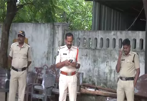 आंध्र प्रदेश: पुलिवेंदुला ZPTC उपचुनाव के दौरान नेताओं को हिरासत में लिया गया आंध्र प्रदेश: पुलिवेंदुला ZPTC उपचुनाव के दौरान नेताओं को हिरासत में लिया गया
