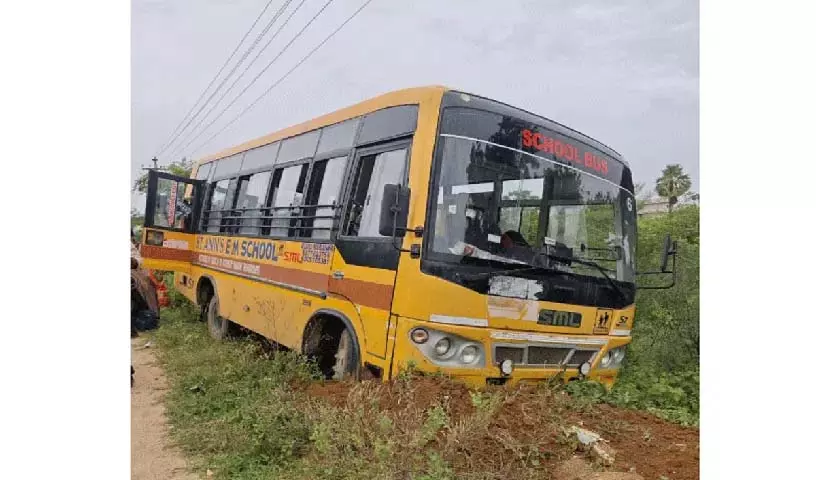 Motkur में स्कूल बस नियंत्रण से बाहर हो गई Motkur में स्कूल बस नियंत्रण से बाहर हो गई