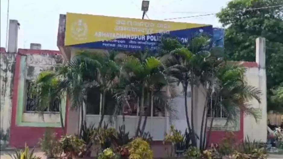Odisha: छात्रा के कमरे में घुसकर एक व्यक्ति ने उसके साथ बलात्कार किया Odisha: छात्रा के कमरे में घुसकर एक व्यक्ति ने उसके साथ बलात्कार किया