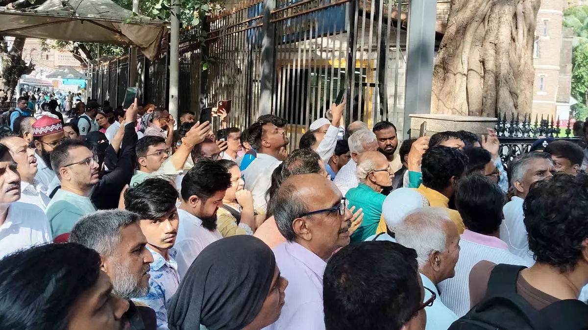 Mumbai: पुलिस आयुक्त के दरबार में हंगामा, लोगों ने जताई नाराजगी Mumbai: पुलिस आयुक्त के दरबार में हंगामा, लोगों ने जताई नाराजगी