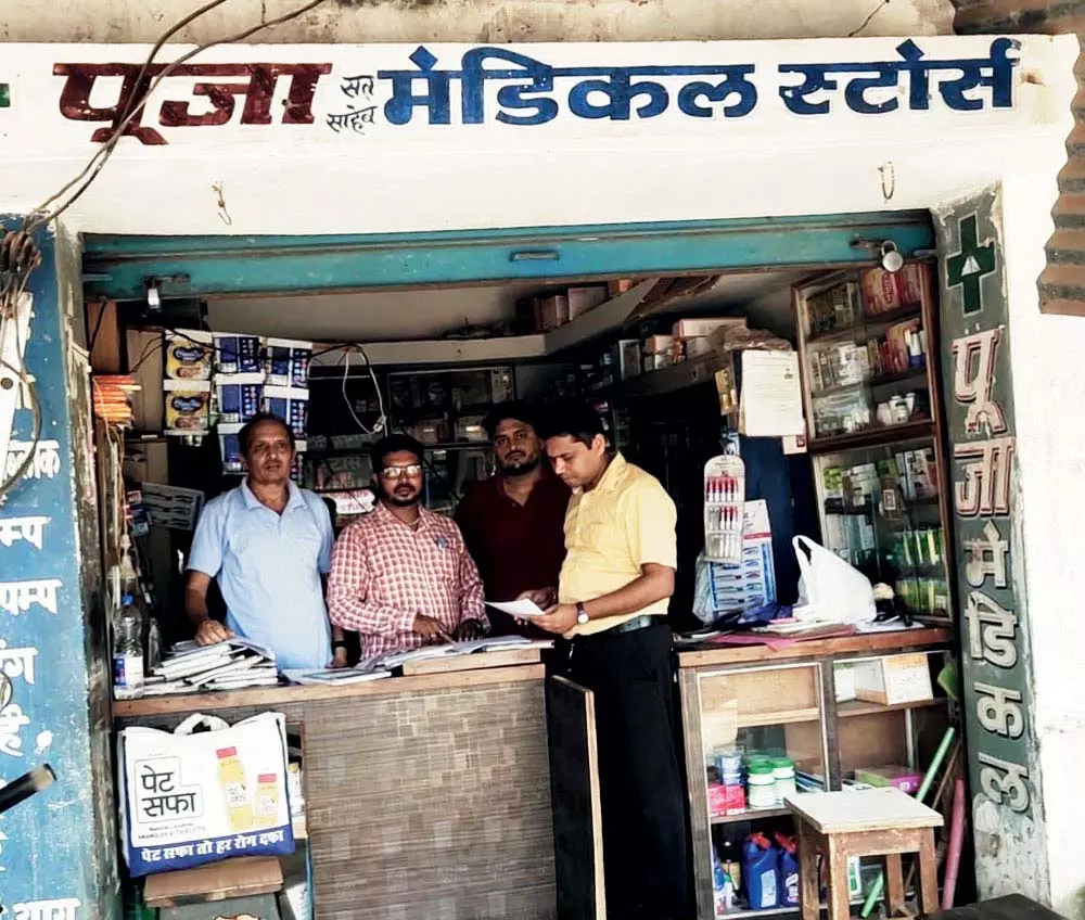 नशीली दवाओं का बड़ा खुलासा, पूजा मेडिकल स्टोर पर छापा नशीली दवाओं का बड़ा खुलासा, पूजा मेडिकल स्टोर पर छापा