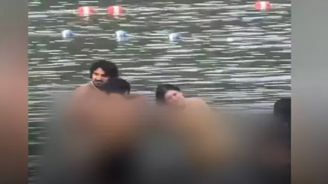 Canada की झील में साबुन से नहाया कपल, वीडियो वायरल Canada की झील में साबुन से नहाया कपल, वीडियो वायरल