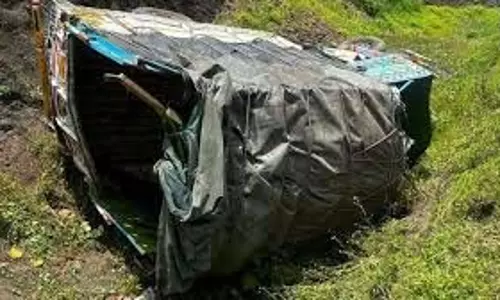 Maharashtra : श्रद्धालुओं से भरी वैन खाई में गिरी, 10 महिलाओं की मौत