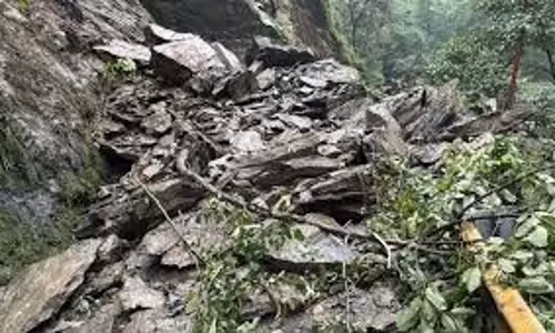 Jharkhand : भूस्खलन से पहाड़ का एक हिस्सा ढहा, इलाके में अफरा-तफरी Jharkhand : भूस्खलन से पहाड़ का एक हिस्सा ढहा, इलाके में अफरा-तफरी