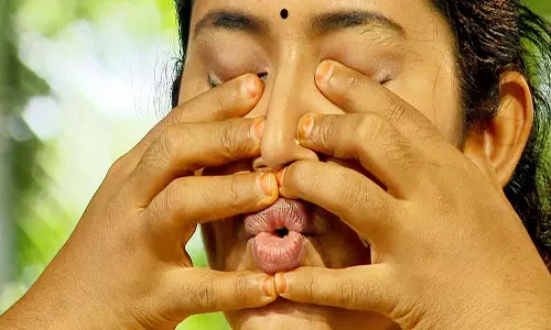 Yoga Tips: भ्रामरी प्राणायाम मस्तिष्क को रीबूट करता है