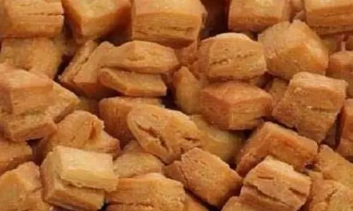 Shakkarpara: त्यौहारों के दौरान शक्करपारा एक बहुत लोकप्रिय मिठाई है