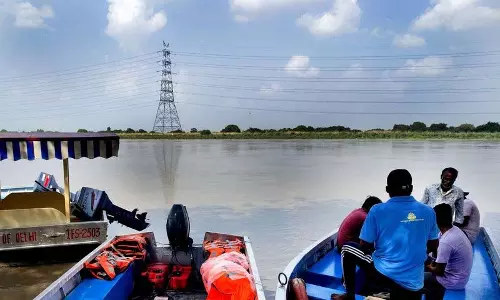 शहर में यमुना का जलस्तर चेतावनी के निशान के करीब शहर में यमुना का जलस्तर चेतावनी के निशान के करीब