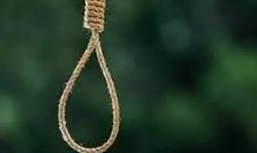 UP News: प्रेमी युगल के शव पेड़ पर लटके मिले , मचा कोहराम