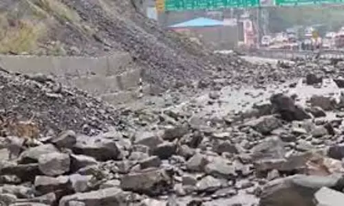 Jammu-Kashmir: हाईवे पर भूस्खलन,  स्कूल बंद, प्रशासन अलर्ट पर