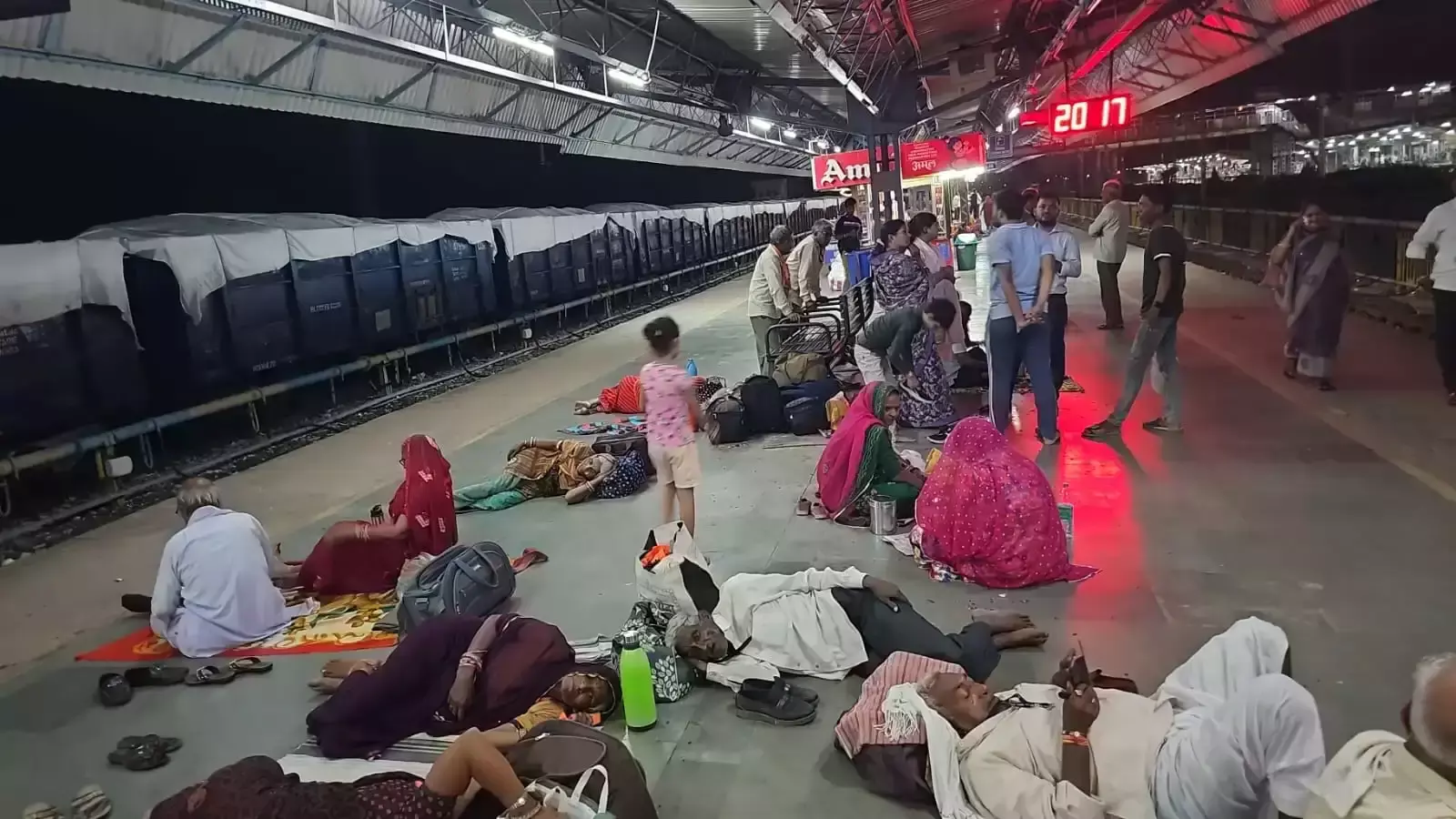 Chittorgarh: वरिष्ठ नागरिक तीर्थ यात्रा ट्रेन का इंजन खराब, तीन घंटे देरी से पहुंची Chittorgarh: वरिष्ठ नागरिक तीर्थ यात्रा ट्रेन का इंजन खराब, तीन घंटे देरी से पहुंची