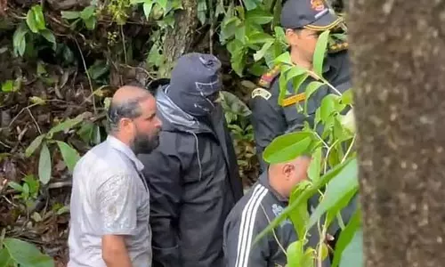 धर्मस्थल सामूहिक अंतिम संस्कार मामला: शिकायतकर्ता के खिलाफ श्रद्धालुओं का प्रदर्शन धर्मस्थल सामूहिक अंतिम संस्कार मामला: शिकायतकर्ता के खिलाफ श्रद्धालुओं का प्रदर्शन
