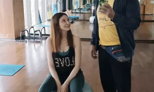 जिम ट्रेनर के साथ हंसी का ठहाका, स्विस बॉल से गिरी सौम्या टंडन
