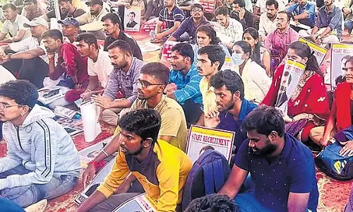 छात्रों ने सरकार से 20 विभागों में 2.8 लाख पदों को भरने का आग्रह किया छात्रों ने सरकार से 20 विभागों में 2.8 लाख पदों को भरने का आग्रह किया