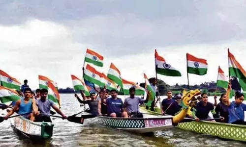 हर घर तिरंगा अभियान: डीसी गांदरबल ने मानसबल झील में नाव रैली का नेतृत्व किया
