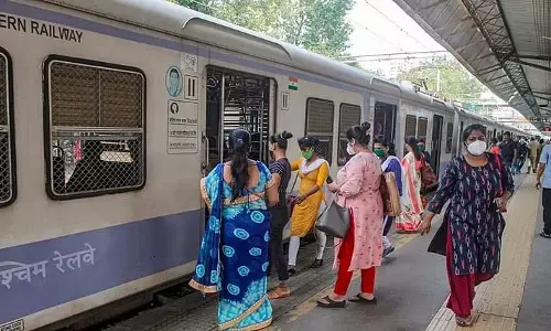 Mumbai : पश्चिम रेलवे सेवाएं बाधित, यात्रियों ने 30-40 मिनट की देरी की सूचना दी