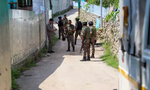 Srinagar: कश्मीरी पंडित महिला हत्या केस की जांच में श्रीनगर के कई स्थानों पर छापेमारी