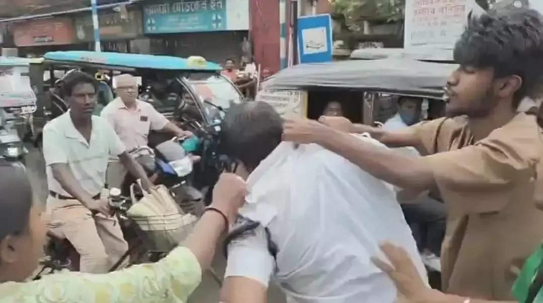 Hooghly: चुंचुड़ा में पुलिस के खिलाफ हिंसक घटना का वीडियो वायरल