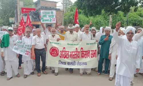 Rohtak  के किसानों ने खेतों में पानी भरने को लेकर किया प्रदर्शन