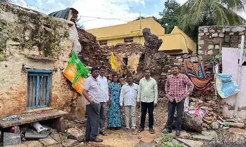 Kerura : अधिकारियों ने बारिश से क्षतिग्रस्त क्षेत्र का दौरा किया Kerura : अधिकारियों ने बारिश से क्षतिग्रस्त क्षेत्र का दौरा किया