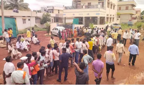 Bagalkot : यूरिया के लिए किसानों में होड़ Bagalkot : यूरिया के लिए किसानों में होड़