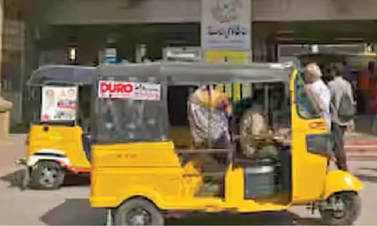 Andhra: तीर्थ नगरी में तीर्थयात्रियों को ऑटो सिंडिकेट द्वारा उत्पीड़न का सामना करना पड़ रहा है