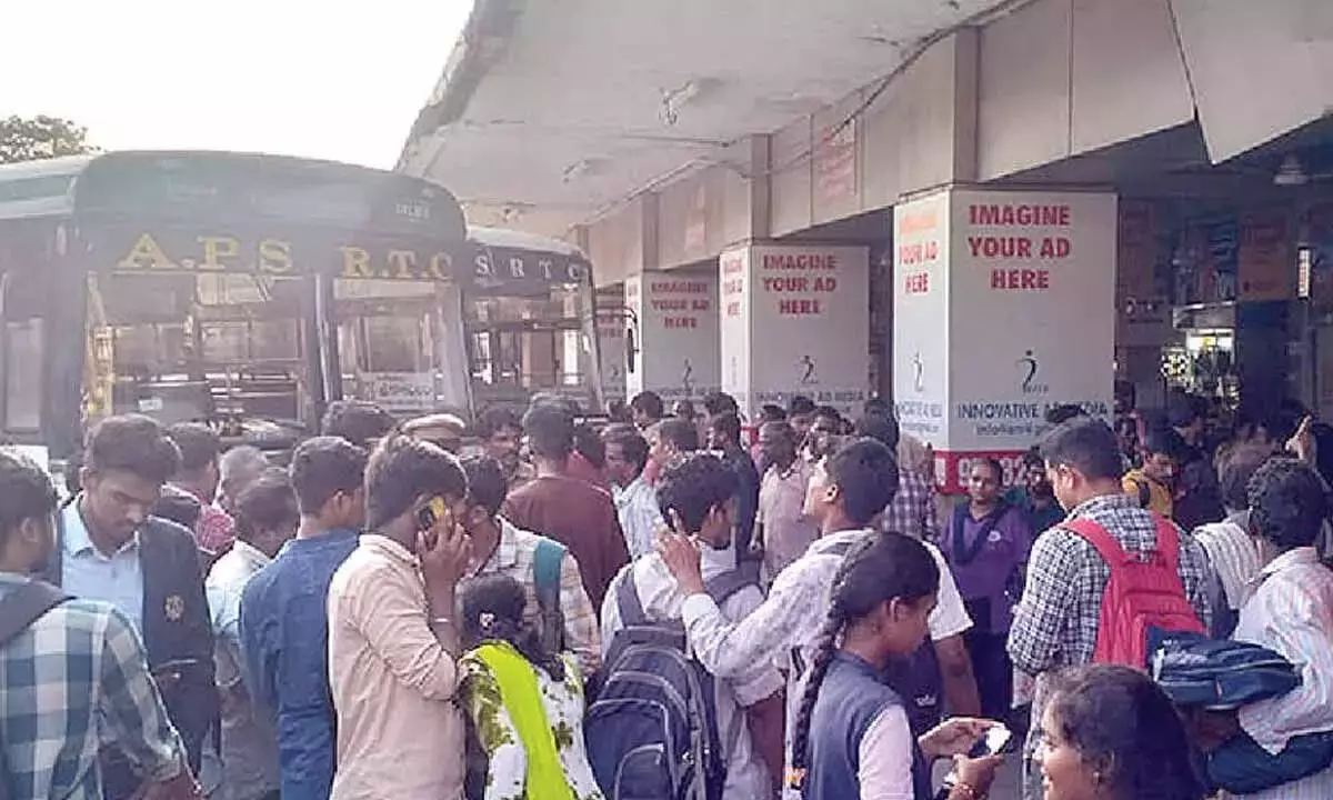 Andhra: RTC बस परिसर में घुसी, एक की मौत
