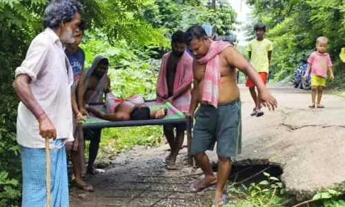 Durgapur में टूटी सड़कों के कारण शादियां, फ्लैट बिक्री और एम्बुलेंस सेवा बाधित Durgapur में टूटी सड़कों के कारण शादियां, फ्लैट बिक्री और एम्बुलेंस सेवा बाधित