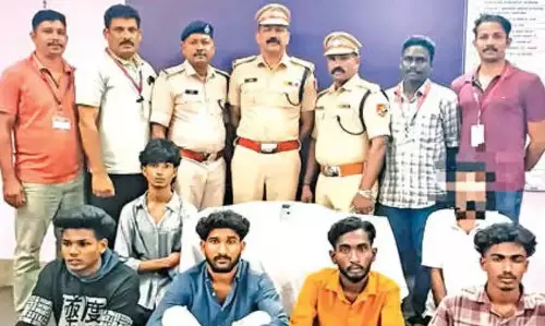 Aluva स्टेशन के पास ट्रेन के फुटबोर्ड पर यात्रियों से लूटपाट के आरोप में 6 गिरफ्तार Aluva स्टेशन के पास ट्रेन के फुटबोर्ड पर यात्रियों से लूटपाट के आरोप में 6 गिरफ्तार